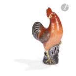 CHINE - Début XXe siècle Coq perché sur un rocher en porcelaine émaillée polychrome. (Éclat à la