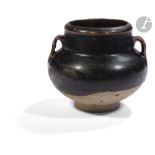 CHINE - Époque YUAN (1279 - 1368) / Époque MING (1368 - 1644) Ensemble comprenant : - Petite jarre à