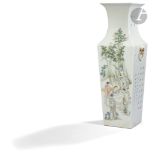 CHINE - Début XXe siècle Vase balustre rectangulaire en porcelaine émaillée polychrome et or à décor