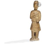 CHINE - Époque SUI (581 - 618) Statuette en terre cuite d'homme debout. (Accidents et manques). H.