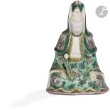 CHINE - XIXe siècle Statuette de Guanyin en porcelaine émaillée sancai, en vert, jaune et aubergine,