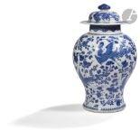 CHINE - Époque KANGXI (1662 - 1722) Potiche couverte balustre en porcelaine émaillée en bleu sous