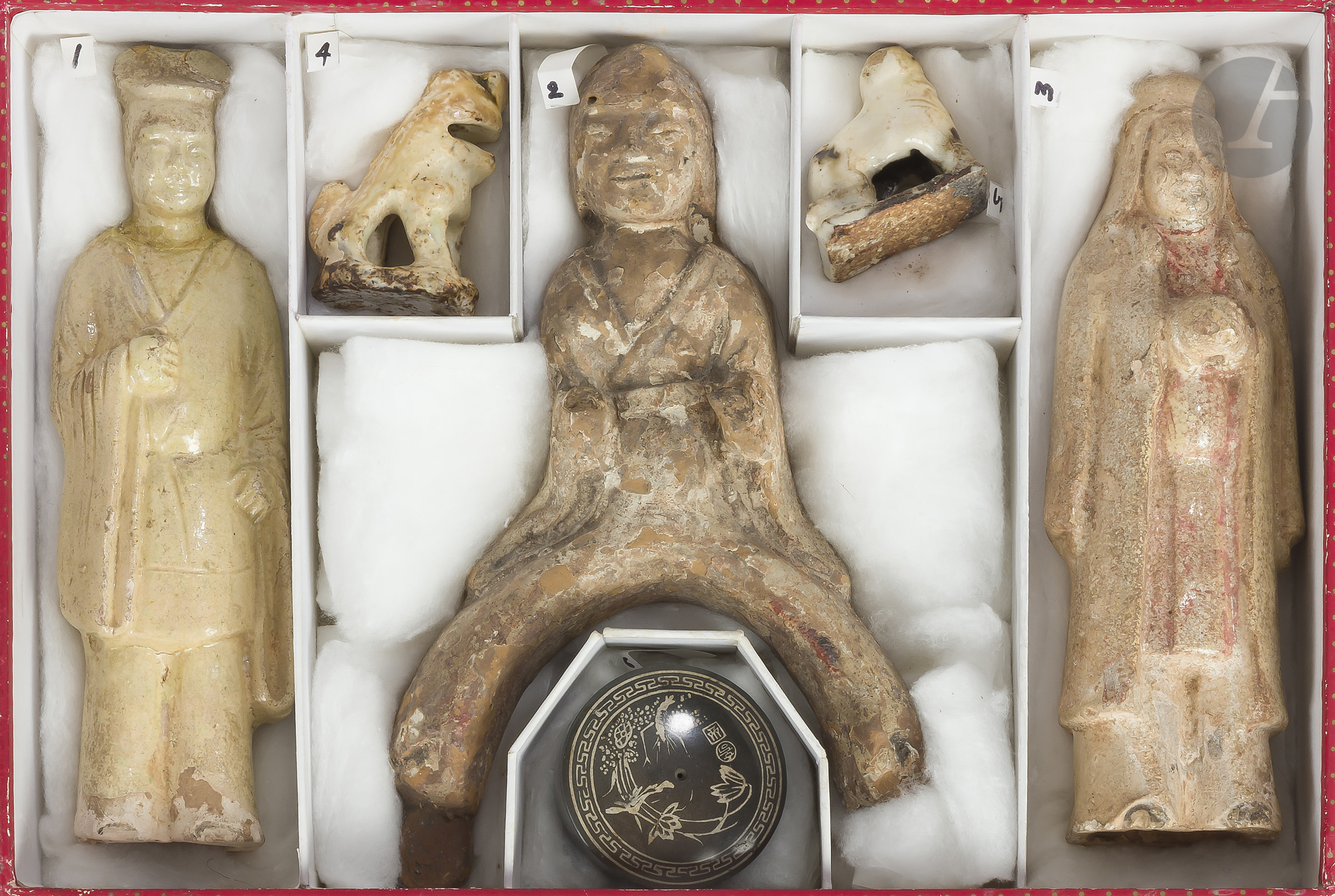 CHINE - Époque SUI (581 - 618) et époque TANG (618 - 907) Ensemble comprenant trois statuettes en