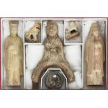 CHINE - Époque SUI (581 - 618) et époque TANG (618 - 907) Ensemble comprenant trois statuettes en