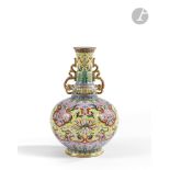 CHINE - époque QIANLONG (1736 - 1795) Vase de forme bouteille à col étroit et légèrement évasé