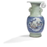 CHINE - XVIIIe siècle Vase à col ouvert polylobé en porcelaine émaillée en vert céladon, en bleu