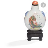 CHINE - époque Daoguang ( 1820 - 1850) Flacon tabatière en porcelaine émaillée polychrome dans le