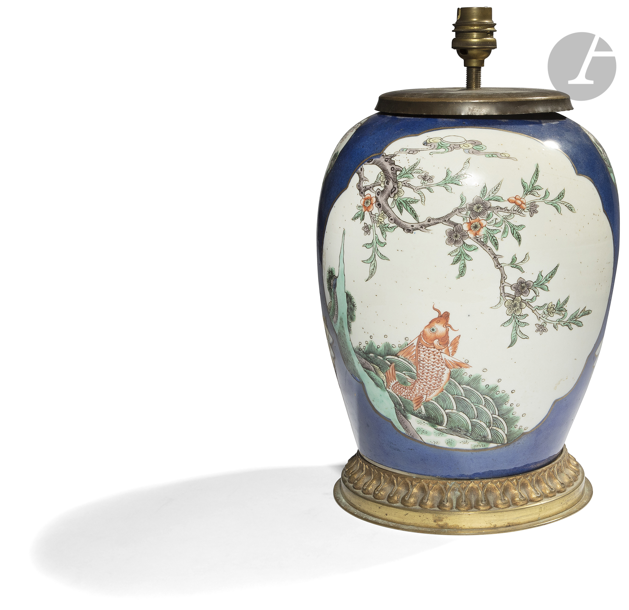 CHINE - Fin XIXe siècle Vase balustre en porcelaine blanche à décor polychrome en bleu et or et