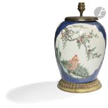 CHINE - Fin XIXe siècle Vase balustre en porcelaine blanche à décor polychrome en bleu et or et