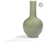 CHINE - XIXe siècle Vase bouteille en porcelaine émaillée céladon vert. H. 33,3 cm