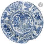 CHINE - Début XVIIe siècle Grand plat Kraak en porcelaine émaillée en bleu sous couverte à décor
