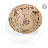 CHINE - Époque MING (1368 - 1644) Coupe en grès à décor émaillé en brun sur fond crème de poissons
