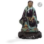 CHINE - Époque MING (1368 - 1644) Statuette en terre cuite émaillée polychrome de Guandi assis sur