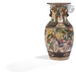 CHINE, Nankin - Fin XIXe siècle Vase en porcelaine émaillée polychrome à décor de cavalier, l'