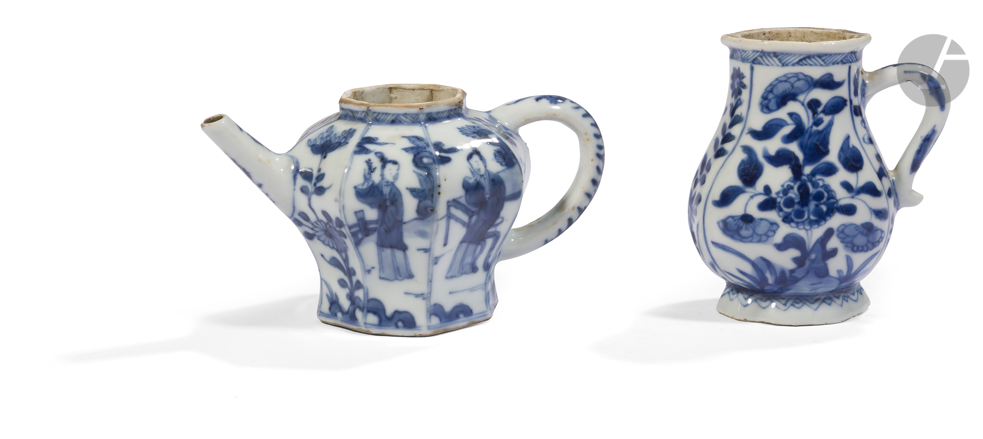 CHINE - XVIIIe siècle Ensemble de deux verseuses en porcelaine blanche émaillée en bleu sous