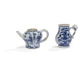 CHINE - XVIIIe siècle Ensemble de deux verseuses en porcelaine blanche émaillée en bleu sous