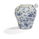 CHINE - XVIIe siècle Petit vase en porcelaine bleu blanc à décor de fleurs dans leurs feuillages. H.