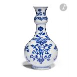CHINE - Époque KANGXI (1662 - 1722) Vase balustre à col étroit et renflé en porcelaine décorée en