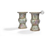 CHINE, Canton - XIXe siècle Paire de vases de forme " gu " en porcelaine émaillée polychrome et or à