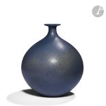 ROBERT DEBLANDER (1924-2010) Bouteille Vase à col soliflore. Épreuve en grès pyrité émaillé bleu.