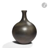 ROBERT DEBLANDER (1924-2010) Bouteille Vase à col soliflore. Épreuve en grès pyrité. Signé DEBLANDER