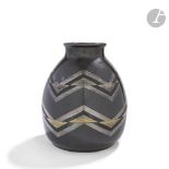 JEAN LUCE (1895-1964) - MEMBRE DE L'UAM Frise de chevrons en zigzag, circa 1930 Vase piriforme à