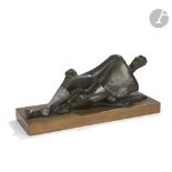 LÉON INDENBAUM (1890-1981) L'homme couché, le modèle conçu en [1932], épreuve n° 2/8 Sculpture.