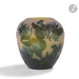 ÉTABLISSEMENTS GALLÉ (1904-1936) Daturas Vase ovoïde à très large col annulaire. Épreuve en verre