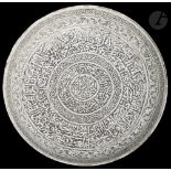 Plat aux inscriptions, Syrie, XIXe siècle Céramique à décor gravé sur fond blanc de registres