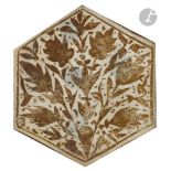 Carreau hexagonal en céramique à décor lustré végétal, Iran timouride, XVe siècle Céramique
