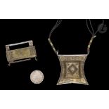 Pendentif porte-amulette et cadenas, Touareg, XXe siècle - Grande boîte, tcherot, en cuivre, de