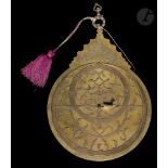 Grand astrolabe planisphérique en laiton, Iran qâjâr, XIXe siècle Laiton coulé, martelé et gravé