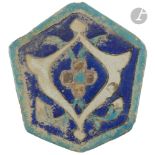 Deux carreaux hexagonaux à décor polychrome de type cuerda seca, Asie centrale, Timouride, XVe