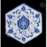 Carreau hexagonal de style mamluk ou des premiers Ottomans, XXe siècle De grand format, en céramique