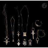 Dix bijoux sud-sahariens, Touareg, XXe siècle En argent et alliage cuivreux, colliers de perles de