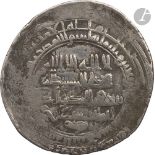ABBASSIDES 10 monnaies d'argent, 8 dirhams aux dates illisibles ou non datés, 2 demi-dirhams datés