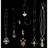 Neuf bijoux sud-sahariens, Touareg, XXe siècle Argent et alliage cuivreux et colliers de perles de