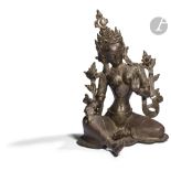 NEPAL Statuette en bronze de Tara assise en rajalilasana les mains en vitarka mudra dont