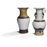 CHINE, Nankin - XIXe siècle Deux vases balustres en porcelaine craquelée blanche et brune ainsi qu'