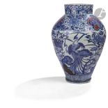 JAPON - XVIIe siècle Important vase balustre à col droit à décor en bleu sous couverte surdécoré