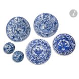 CHINE - XVIIe siècle Ensemble comprenant : - Deux assiettes kraak creuses en porcelaine bleu blanc à