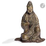 CHINE Statuette de Guanyin en bronze émaillé polychrome imitant le grès, assise en rajalilasana