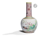 CHINE - XXe siècle Vase en porcelaine émaillée polychrome dans le style de la famille rose à décor