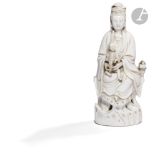 CHINE - XXe siècle Statuette de Guanyin à l'enfant assise sur le rocher en porcelaine émaillée