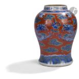 CHINE - XVIIIe/XIXe siècle Potiche balustre en porcelaine émaillée en bleu sous couverte, surdécorée