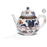 CHINE - Époque KANGXI (1662 - 1722) Verseuse polylobée en forme de poire en porcelaine émaillée