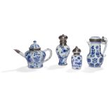 CHINE - Époque KANGXI (1662 - 1722) Ensemble en porcelaine bleu blanc comprenant : - Deux verseuses,