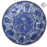 JAPON - XVIIe siècle Assiette en porcelaine dite " kraak ", émaillée en bleu sous couverte à décor