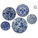 CHINE - Époque WANLI (1573 - 1620) Assiette en porcelaine blanche émaillée en bleu sous couverte