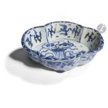 CHINE et VIETNAM - XIXe siècle Ensemble en porcelaine bleu blanc comprenant : - Une coupe